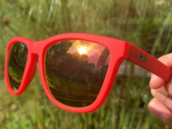 O olhar vermelho: invista em óculos de sol com lentes vermelhas