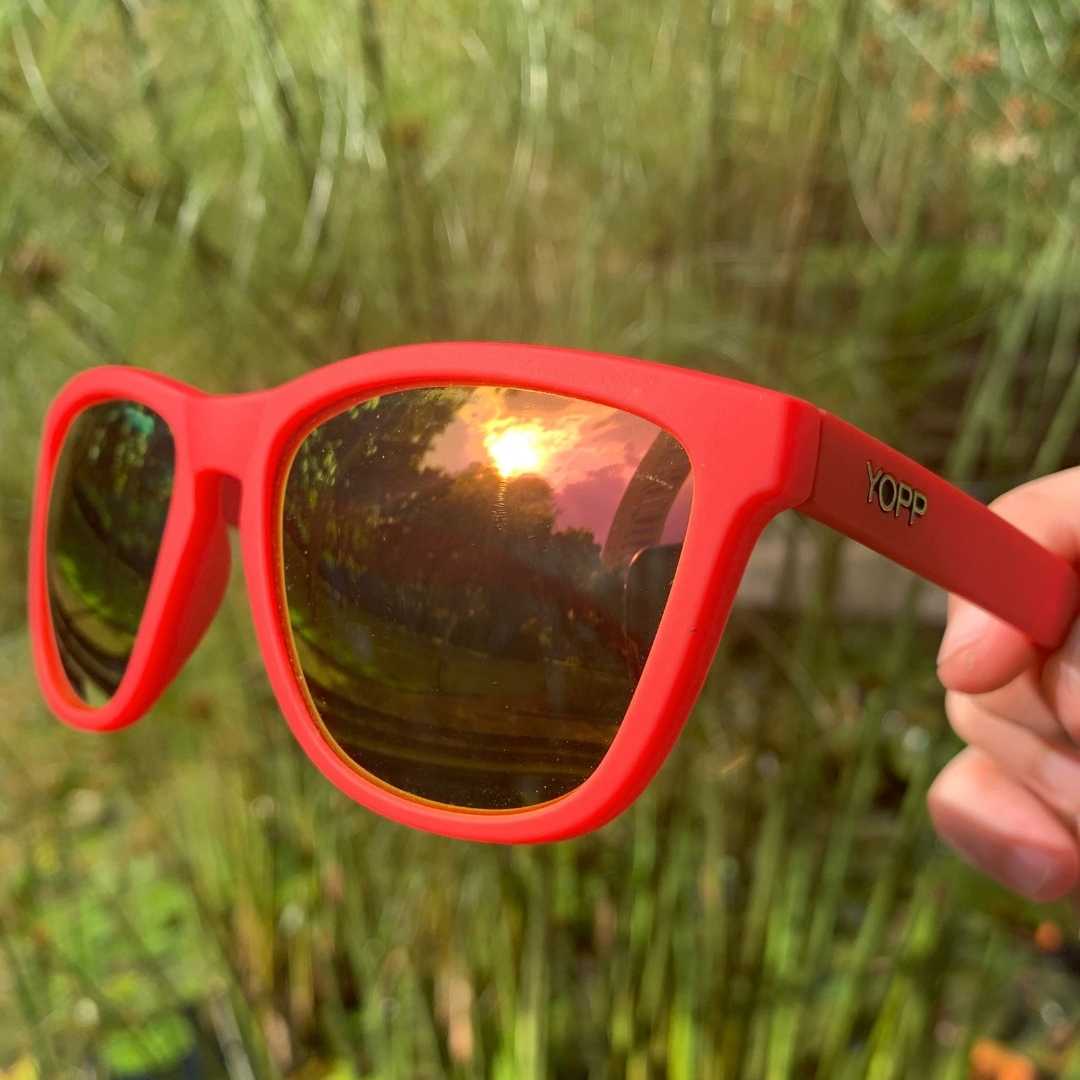 O olhar vermelho: invista em óculos de sol com lentes vermelhas