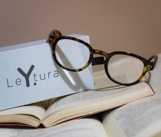 Leitura com estilo: dicas para escolher óculos que combinam com você